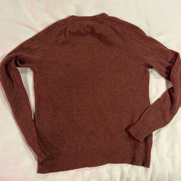 Stay cozy and stylish with this classic Penguin sweater size Large - Picture 3 of 3